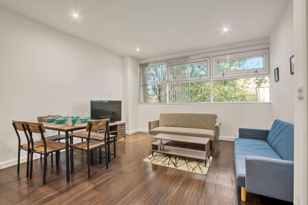 Apartment Heathrow 2-bedroom Urban Oasis *