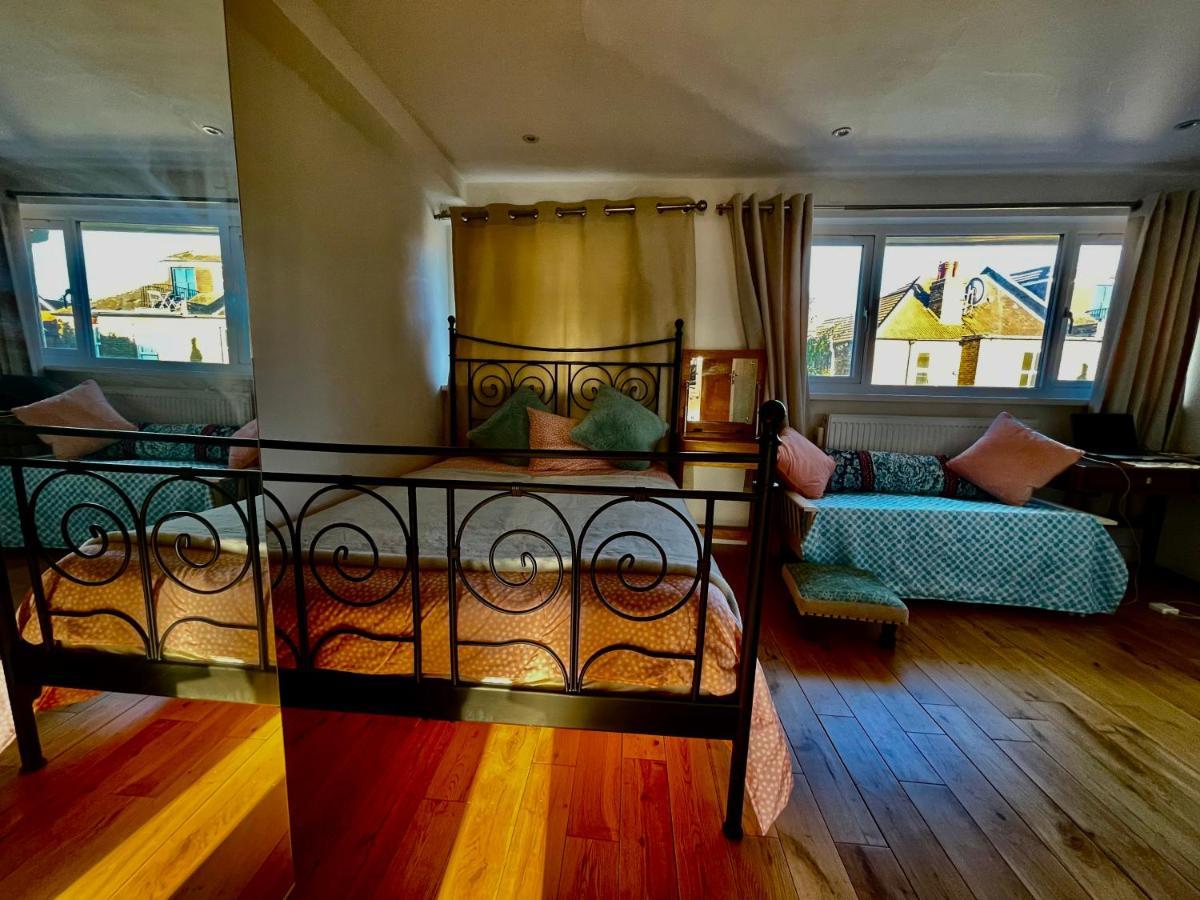 Luxe Quartet: Spacious 4-bed Retreat Near Elizabeth Line Londres