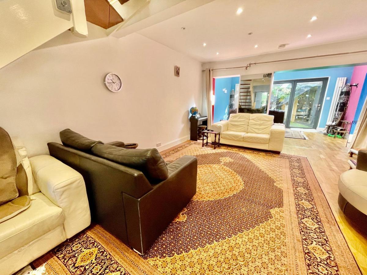 Pousada Luxe Quartet: Spacious 4-bed Retreat Near Elizabeth Line Londres