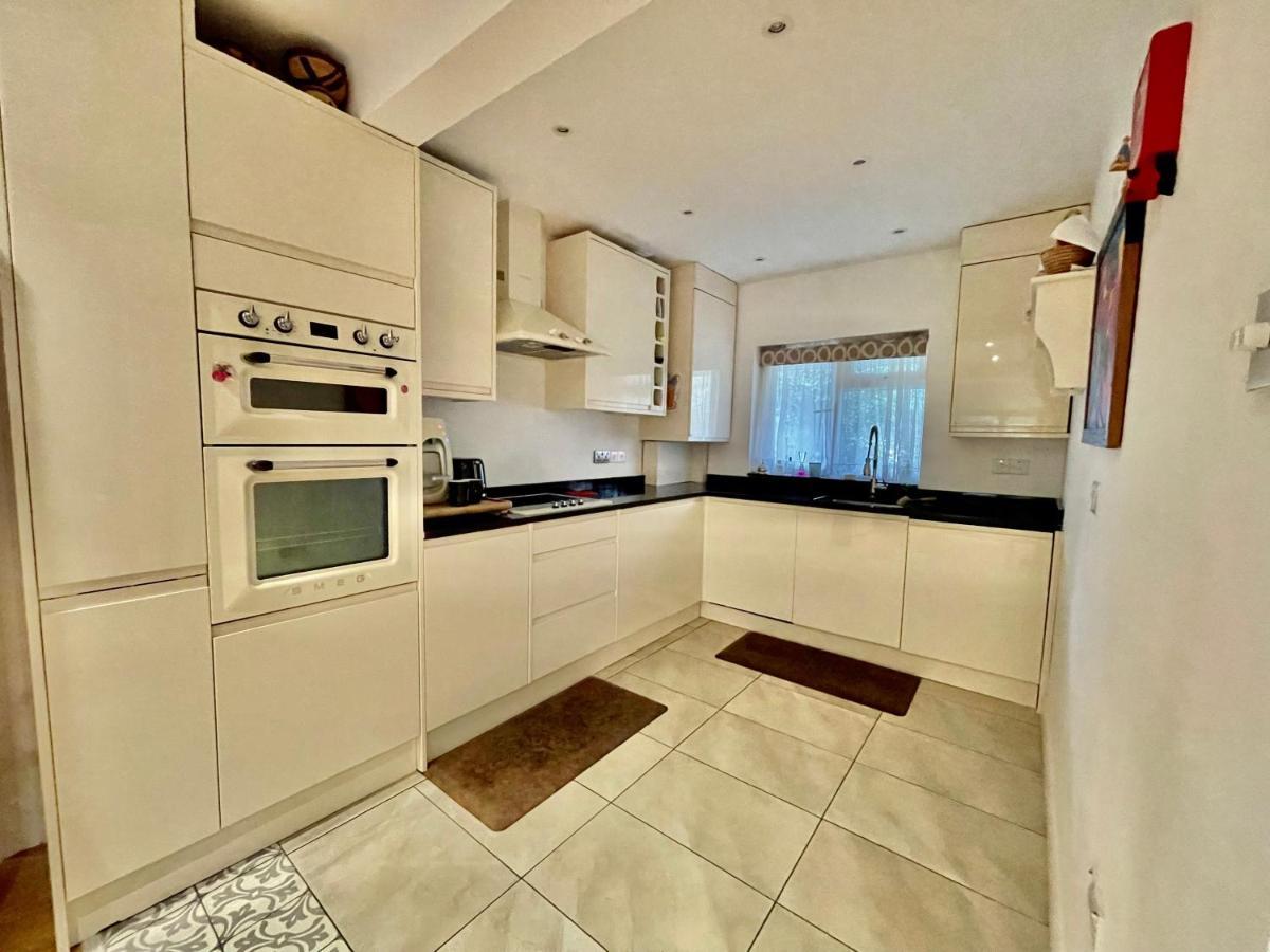 Luxe Quartet: Spacious 4-bed Retreat Near Elizabeth Line Pousada Londres