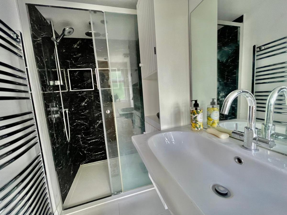 Luxe Quartet: Spacious 4-bed Retreat Near Elizabeth Line Pousada