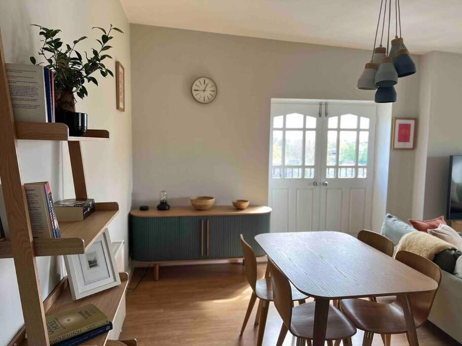 Appartement Peaceful Bright City Hide Away With Parking Londen
