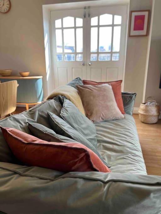 Peaceful Bright City Hide Away With Parking Appartement Londen