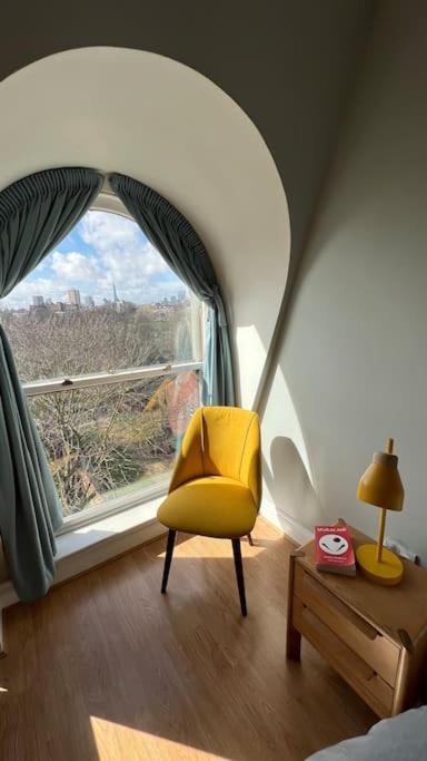 Peaceful Bright City Hide Away With Parking *
