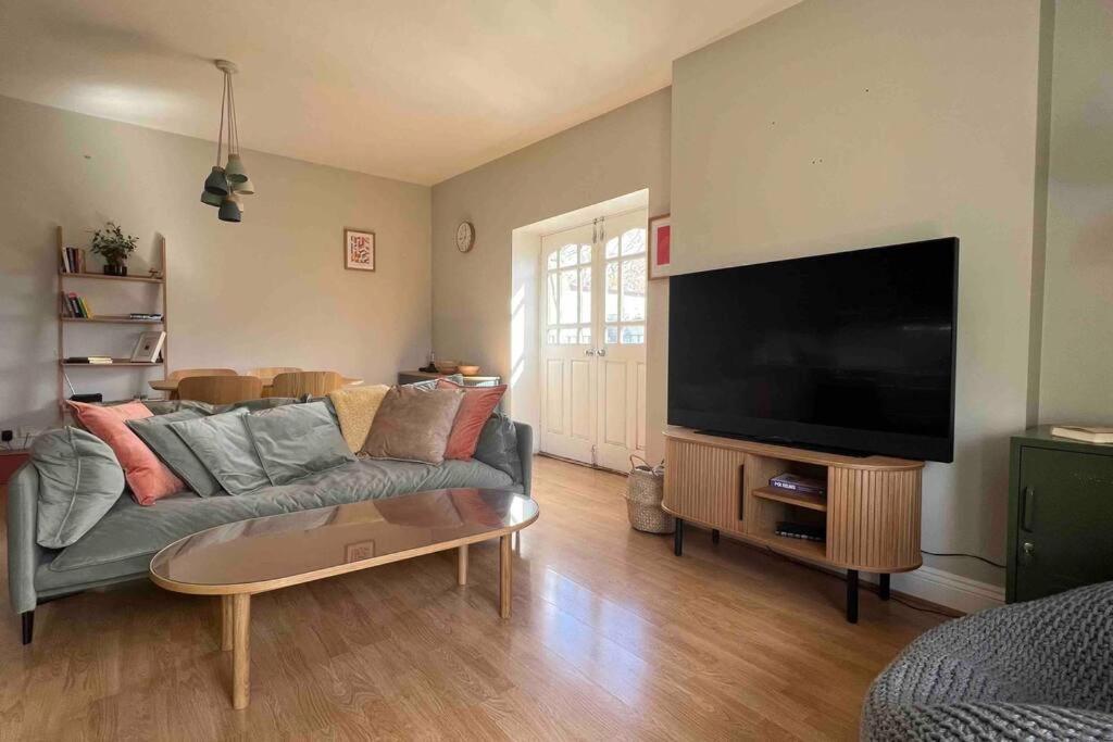 Peaceful Bright City Hide Away With Parking Appartement Londen