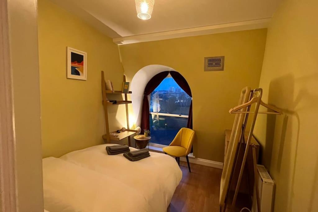 Peaceful Bright City Hide Away With Parking