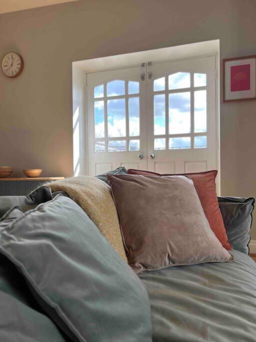 Peaceful Bright City Hide Away With Parking *