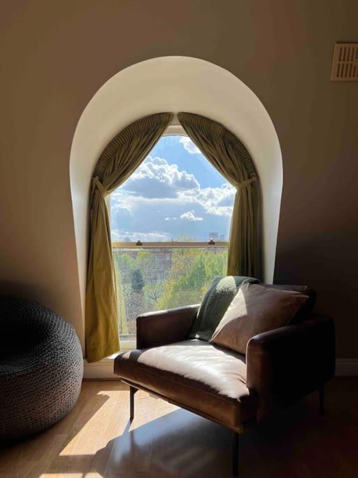 Peaceful Bright City Hide Away With Parking Appartement Londen