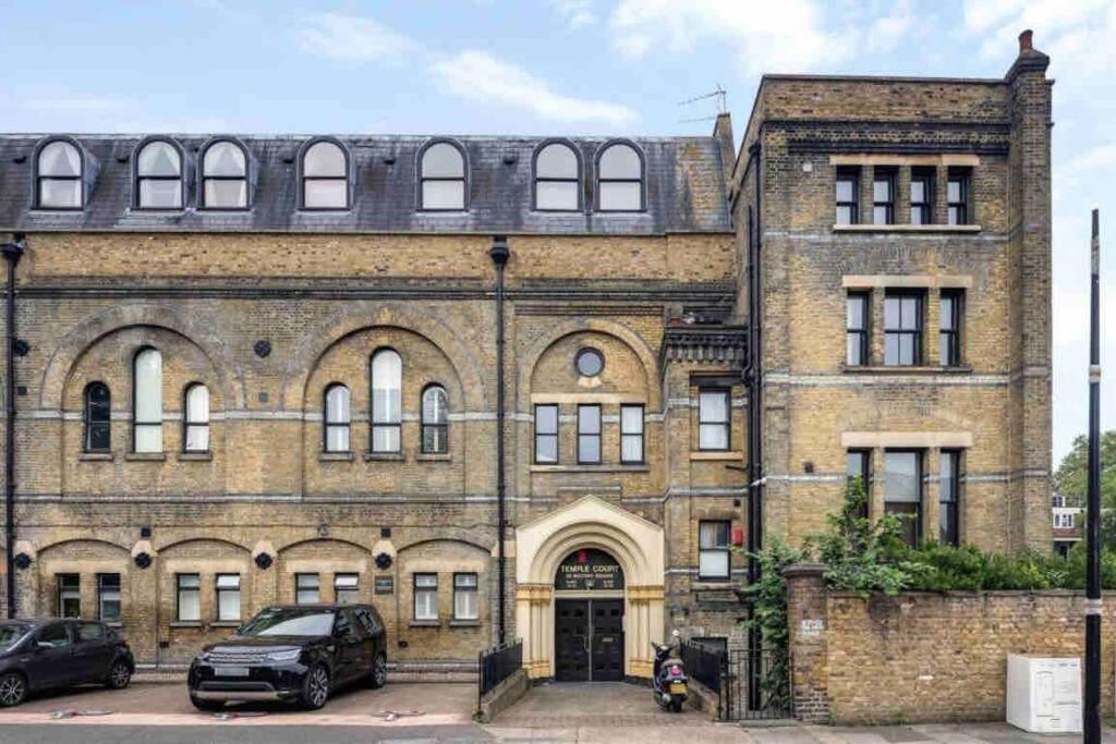 Peaceful Bright City Hide Away With Parking Appartement Londen