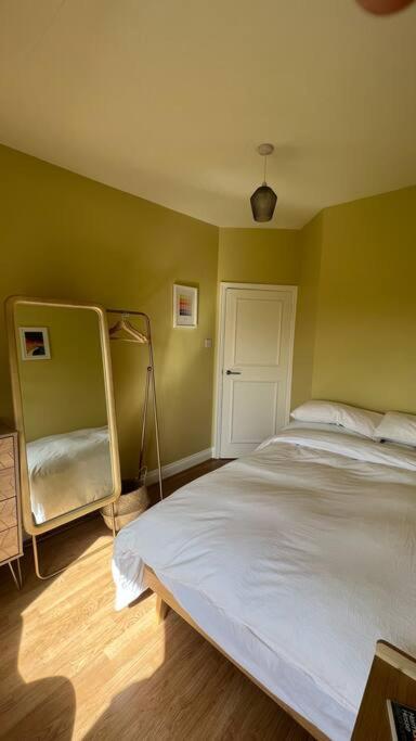 Peaceful Bright City Hide Away With Parking Londen