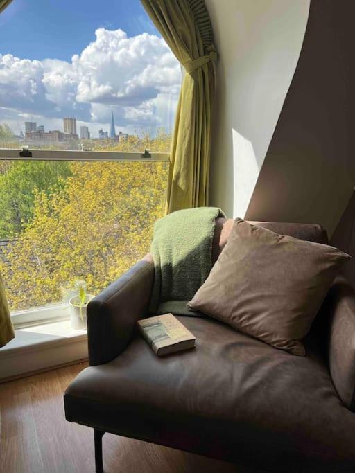 Peaceful Bright City Hide Away With Parking *