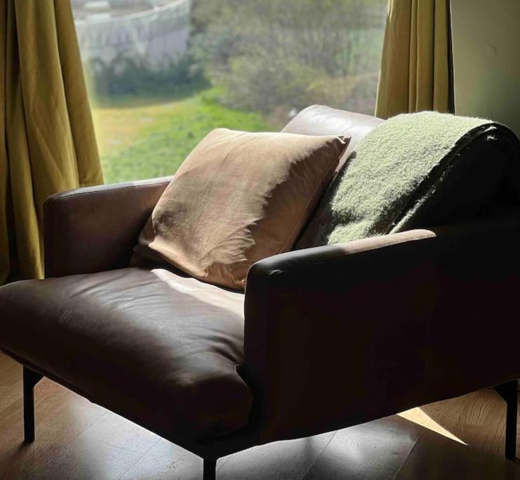 Peaceful Bright City Hide Away With Parking Appartement Londen