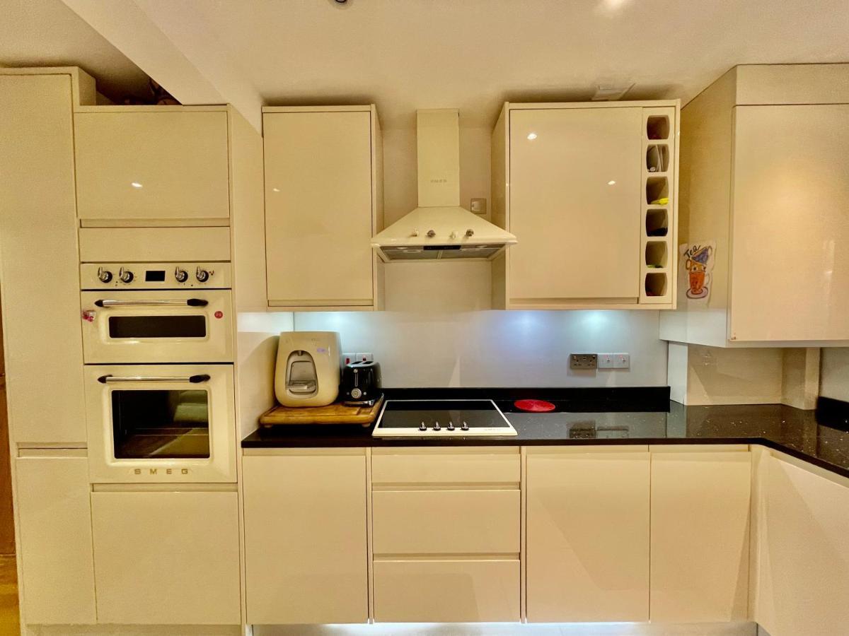 Pousada Luxe Quartet: Spacious 4-bed Retreat Near Elizabeth Line *