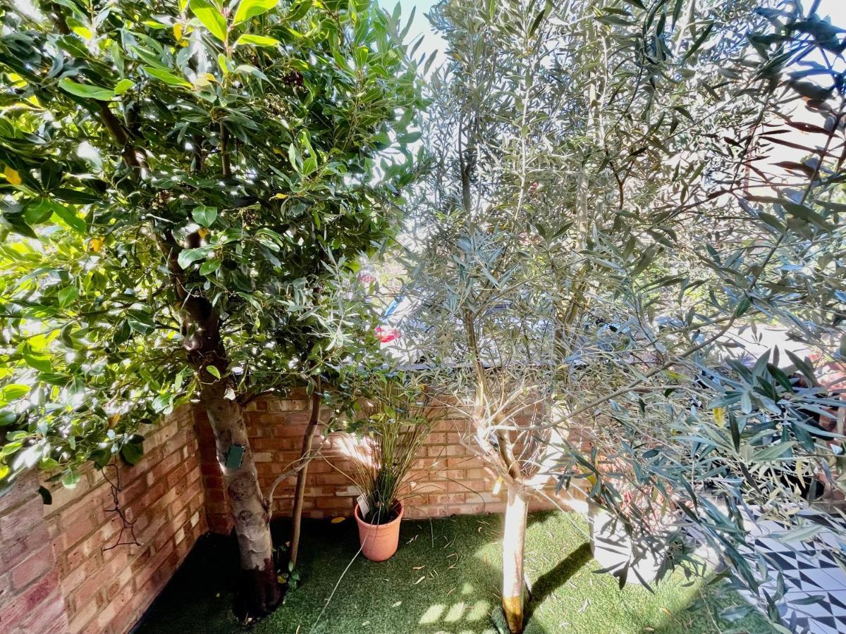 Luxe Quartet: Spacious 4-bed Retreat Near Elizabeth Line * Londres