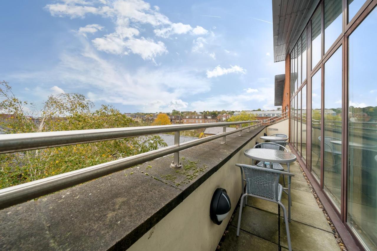 Roomspace Serviced - The Courtyard Penthouse Appartement *
