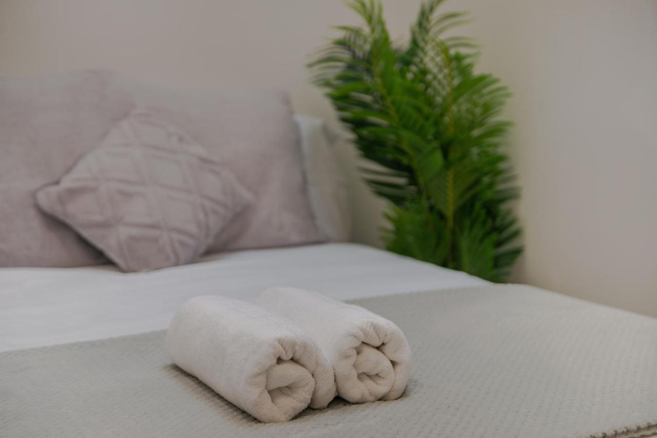 Apartamento Stylish Two Bedroom By With Garden