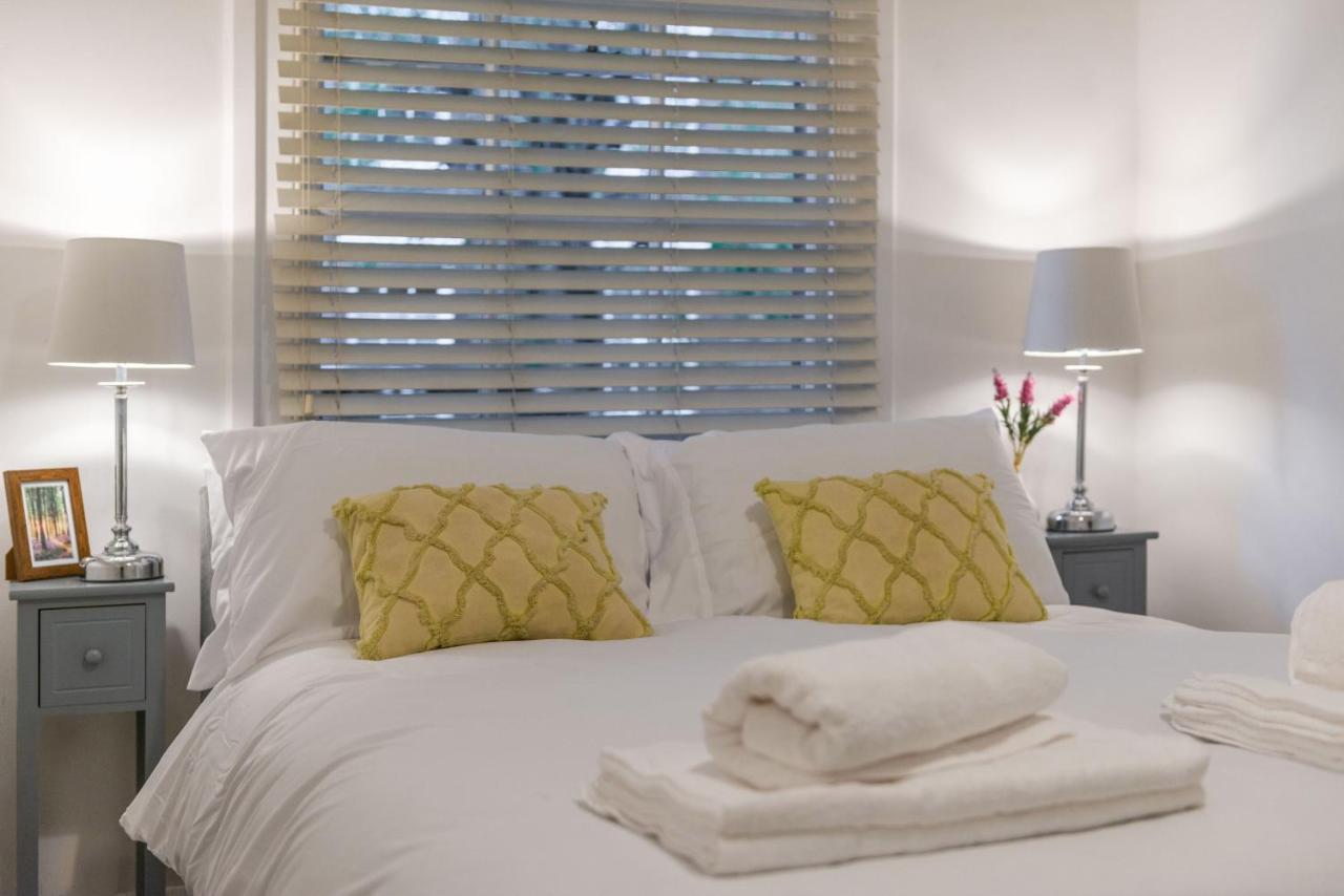 Three-bedroom Bliss In Town Londres
