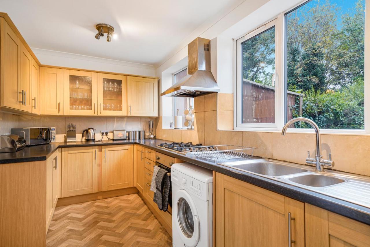 Holiday home Boutique Shepherds Bush Abode- Garden- Sleeps 12 *