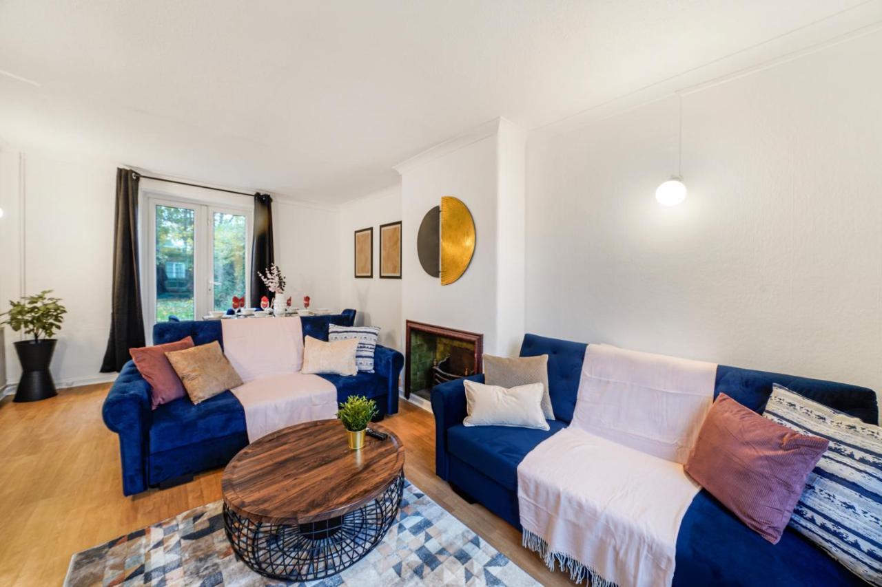 Boutique Shepherds Bush Abode- Garden- Sleeps 12 London