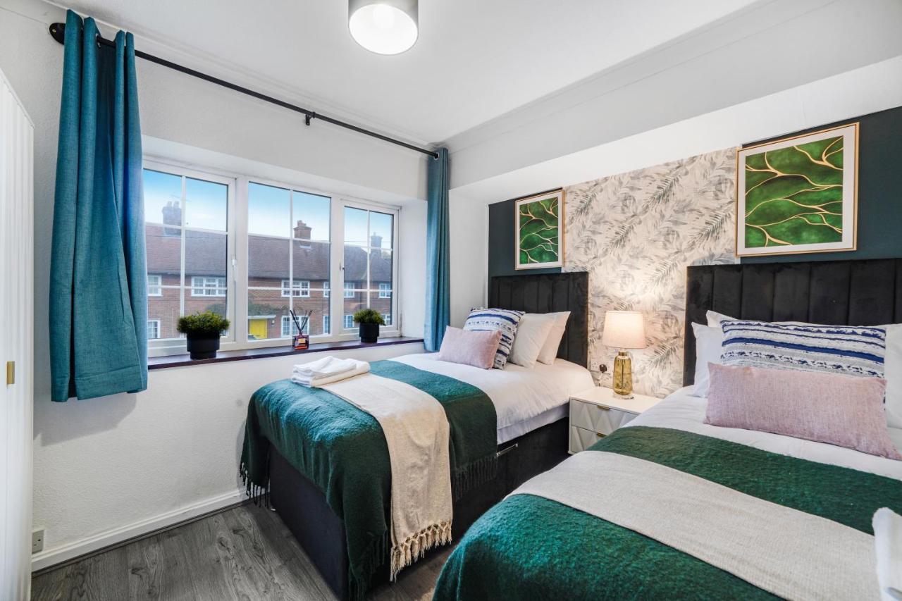 Boutique Shepherds Bush Abode- Garden- Sleeps 12 * London