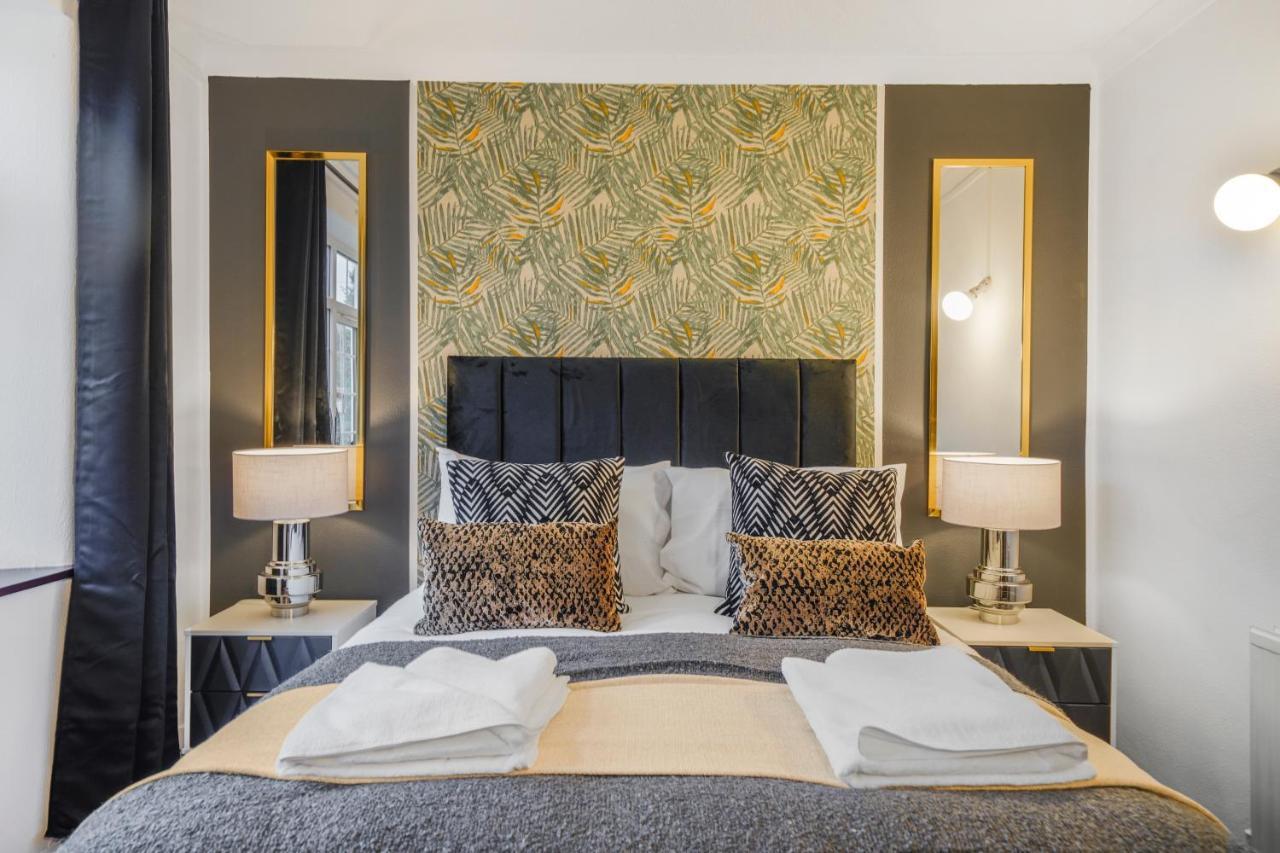 Boutique Shepherds Bush Abode- Garden- Sleeps 12 London