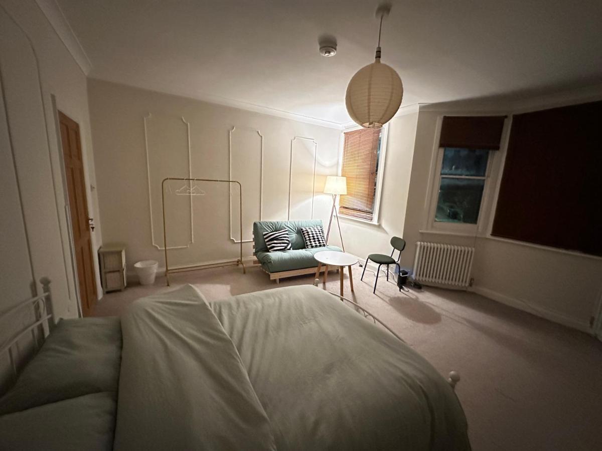 Spacious Near Underground Londres