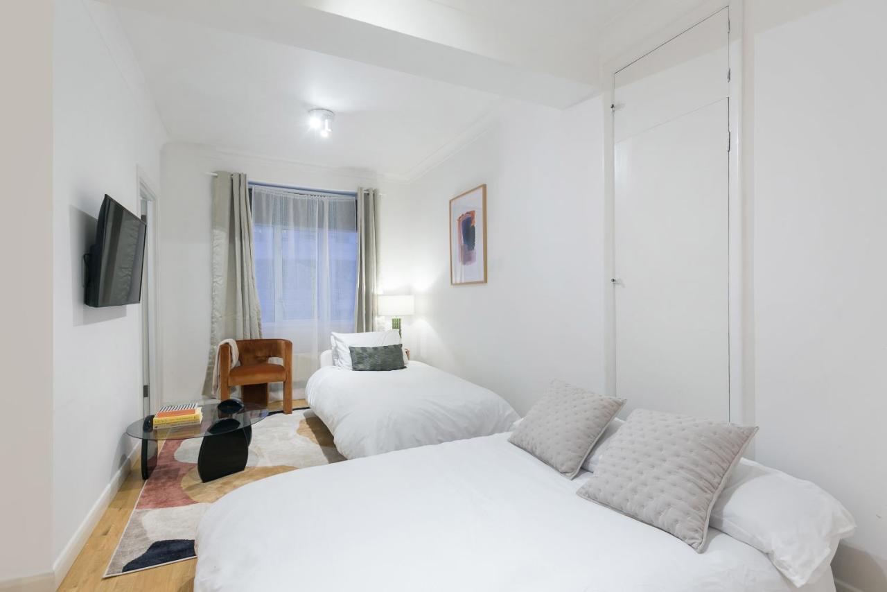 Perfectly Located 1 Bed Above Tube Station Apartamento Londres