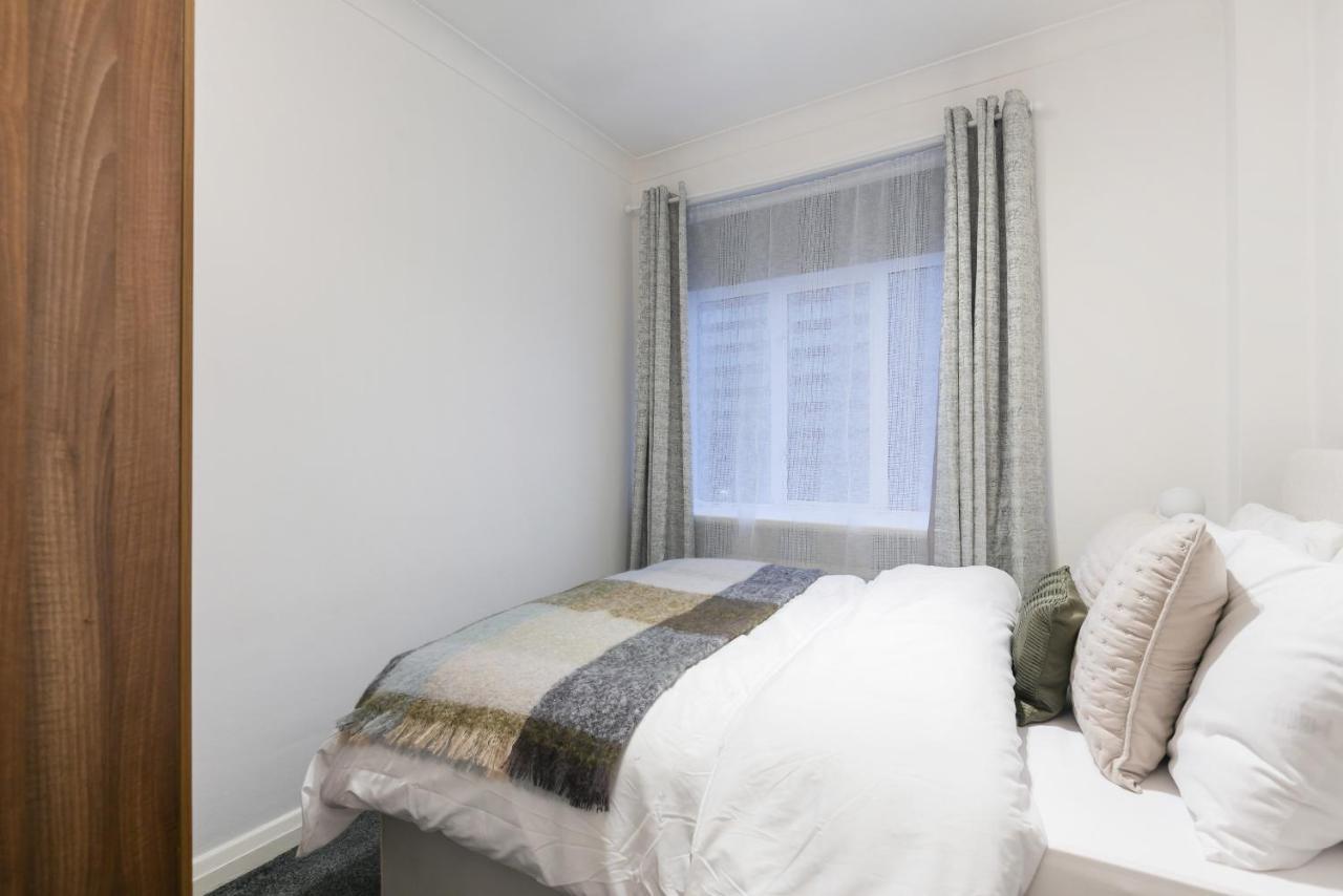 Perfectly Located 1 Bed Above Tube Station *