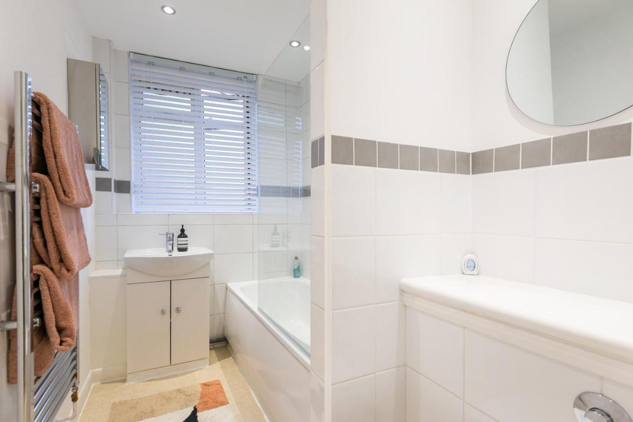 Perfectly Located 1 Bed Above Tube Station * Londres