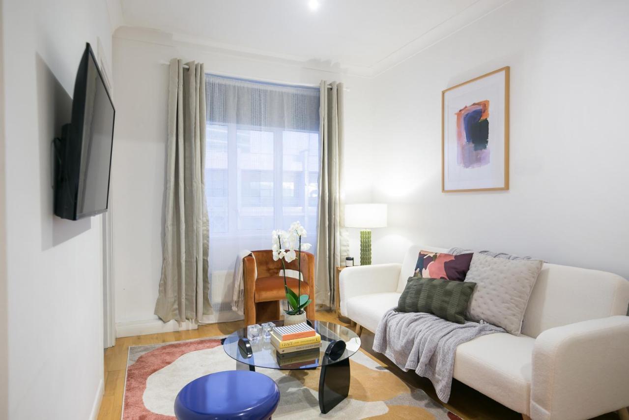 Perfectly Located 1 Bed Above Tube Station Apartamento