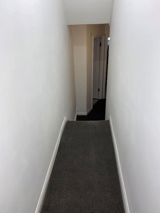 Entire 2 Bed Flat 10 Mins To Appartement