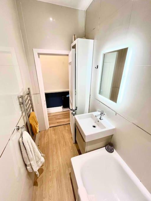 Entire Modern With Garden Near Underground Station * Londres