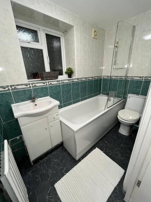Modern & Stylish Haven In Heart Of Apartment London