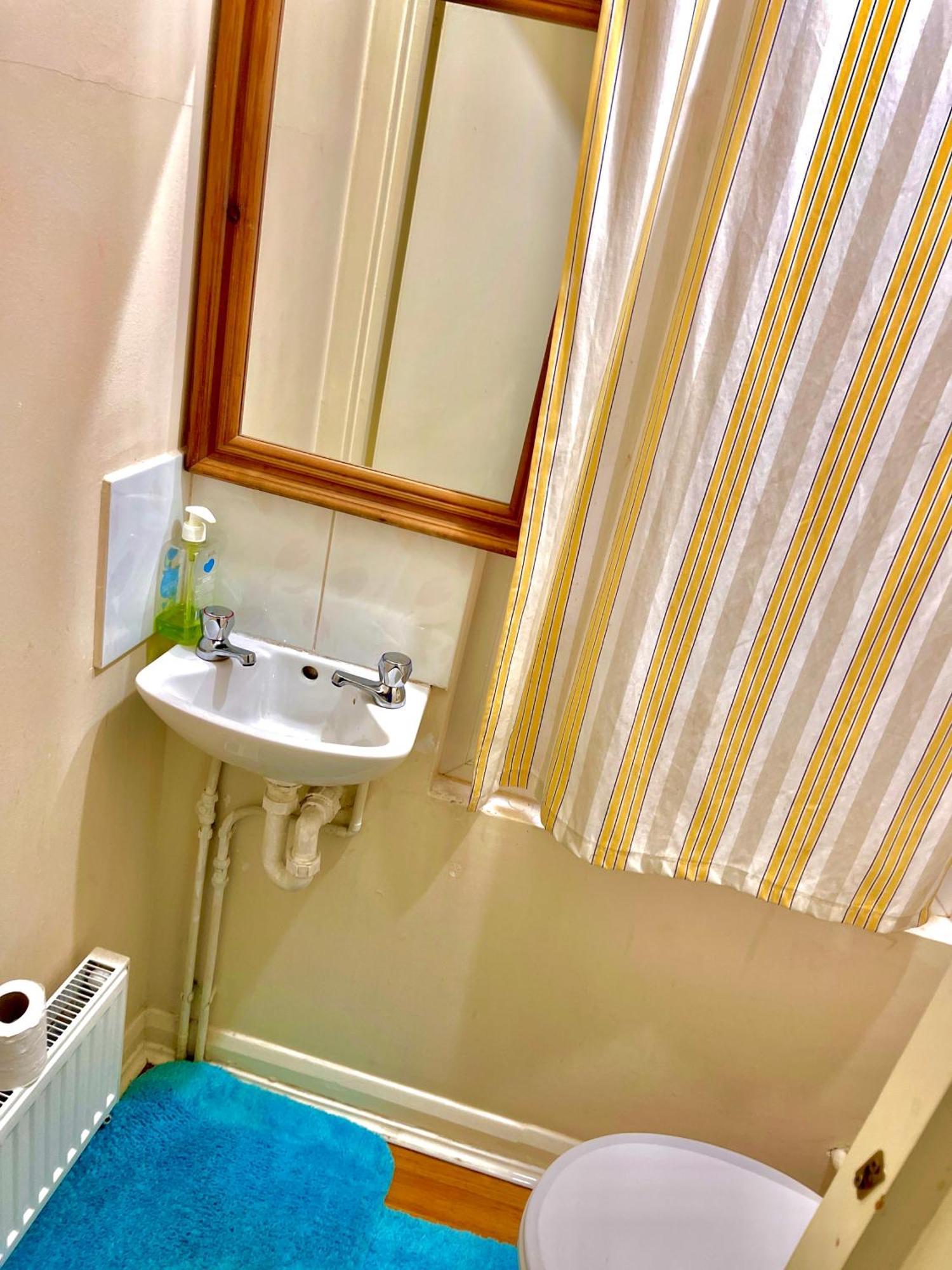 Séjour chez l'habitant Comfy Double Bedroom With A Private Toilet *