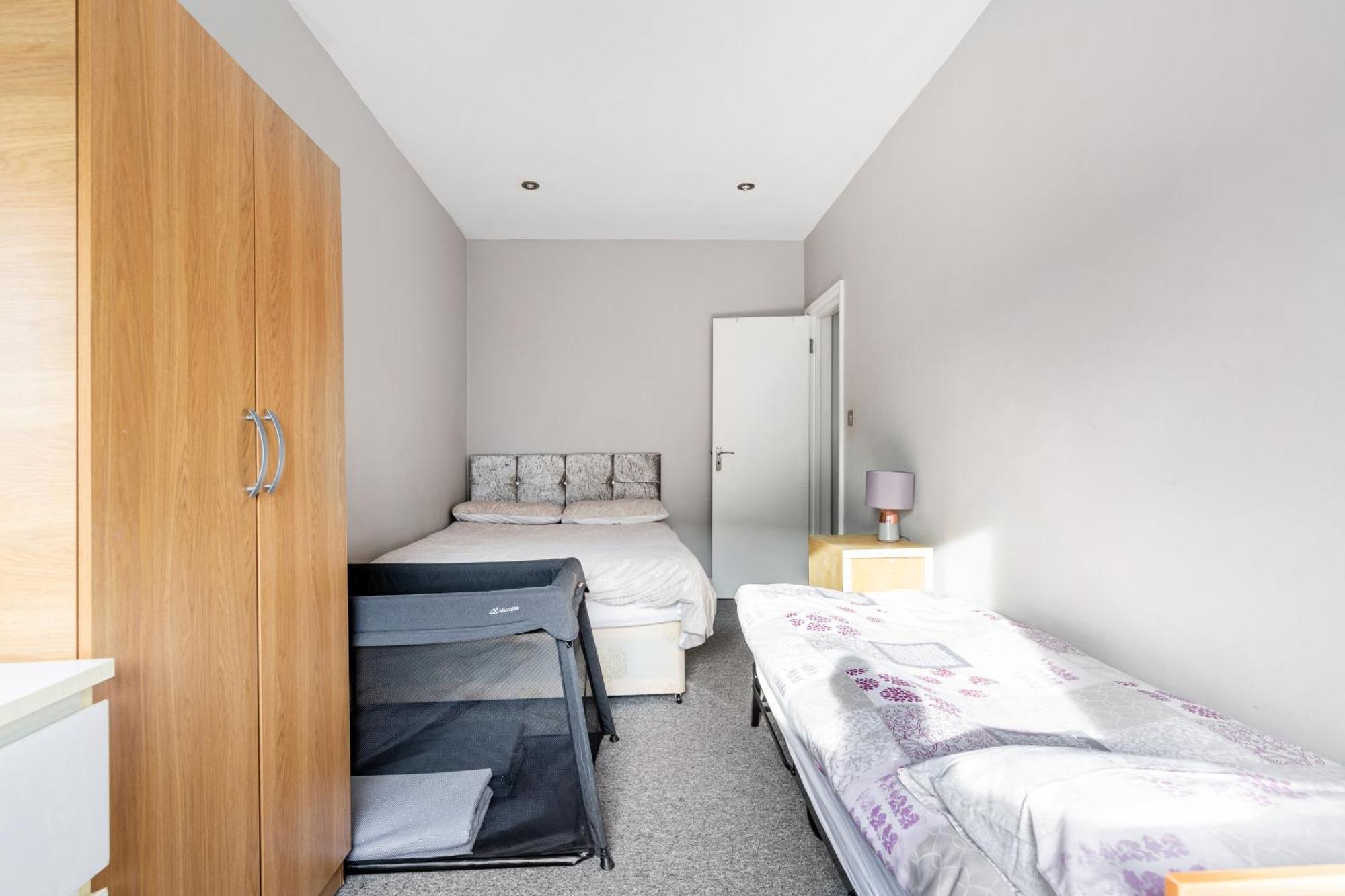 Spacious 2 Bed 2 Bath With Free Parking For 2 Cars And Underground Station Zone 2 For Quick Access To Up To 10 Guests Appartement Londres