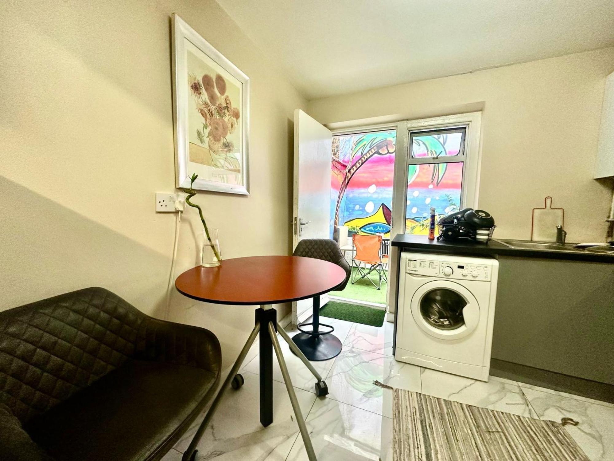 Bethnal R2 Guest house *
