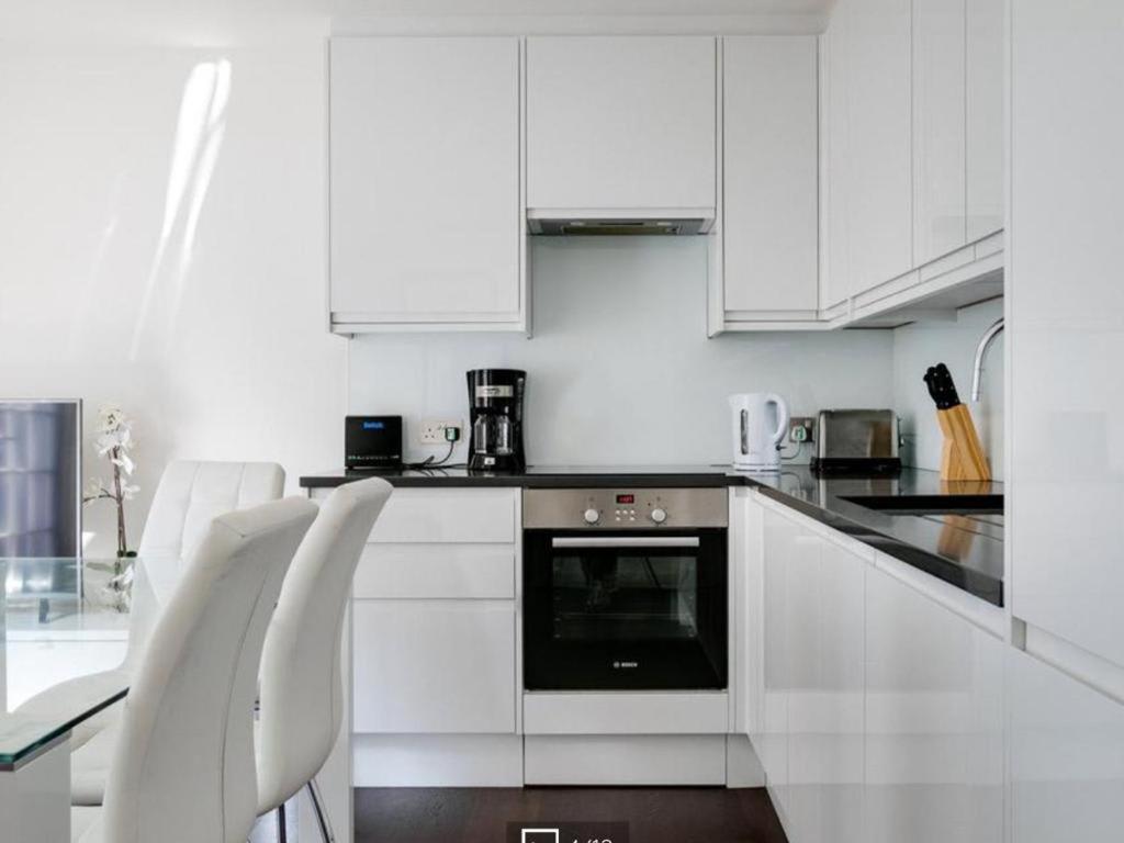 3 Bedroom Penthouse With Balcony Appartement Londres