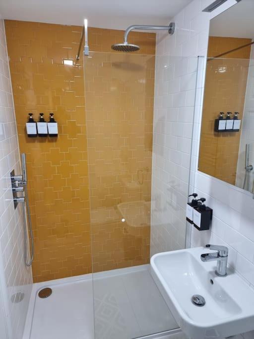 Apartamento Entire Ground Floor Flat, Free Off-street Parking And Large Garden Londres
