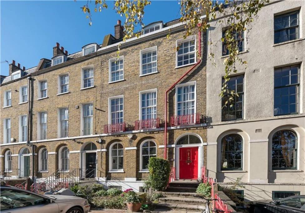 Apartamento Entire Ground Floor Flat, Free Off-street Parking And Large Garden Londres