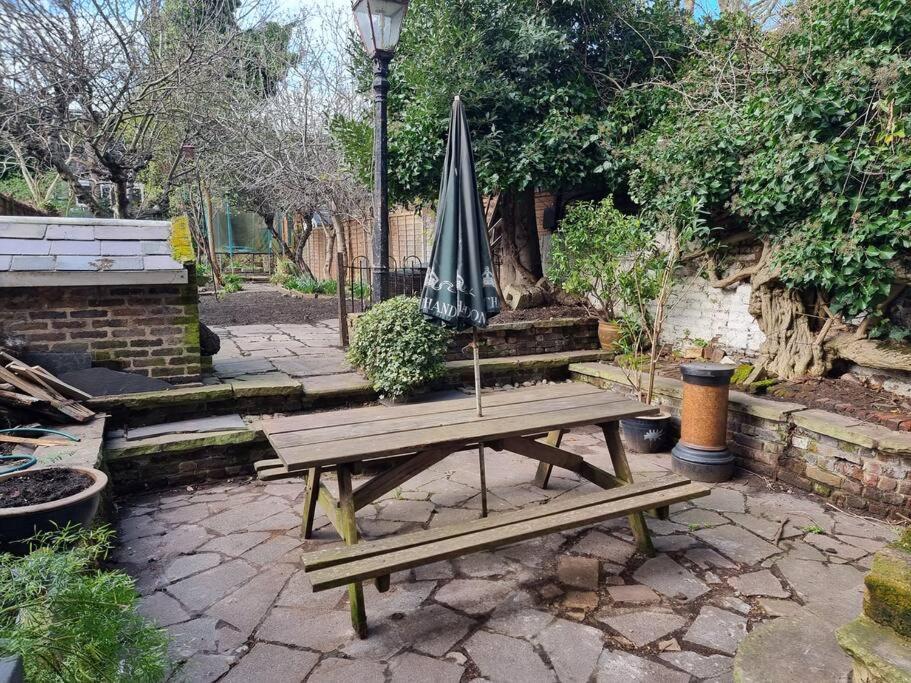 Apartamento Entire Ground Floor Flat, Free Off-street Parking And Large Garden *
