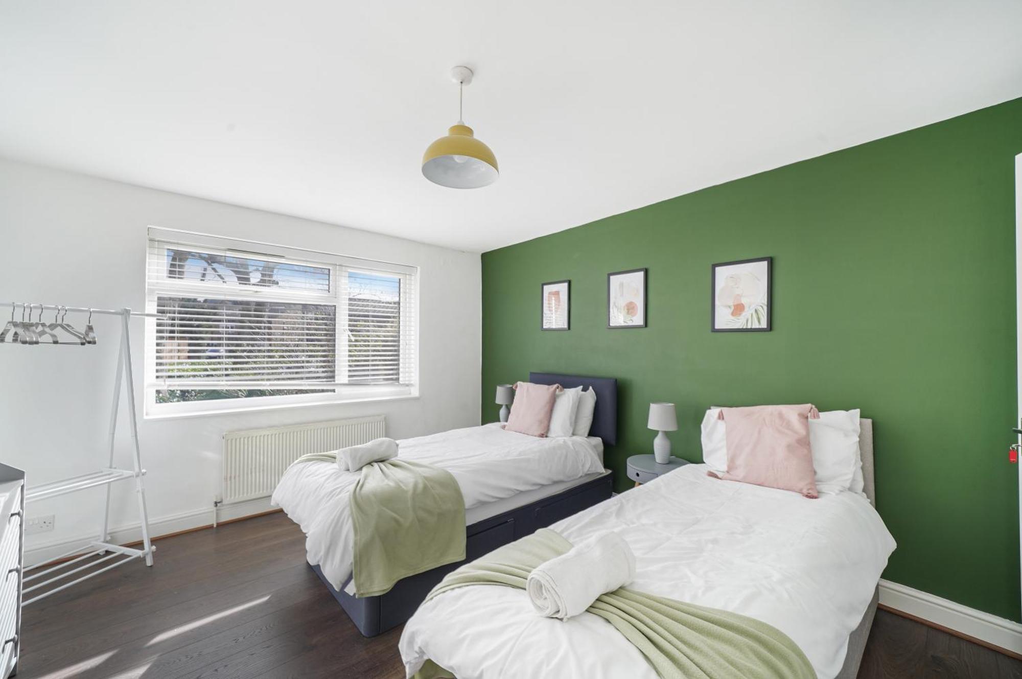 Stylish 3 Bedroom House Close To Streatham Hill Station Holiday home London