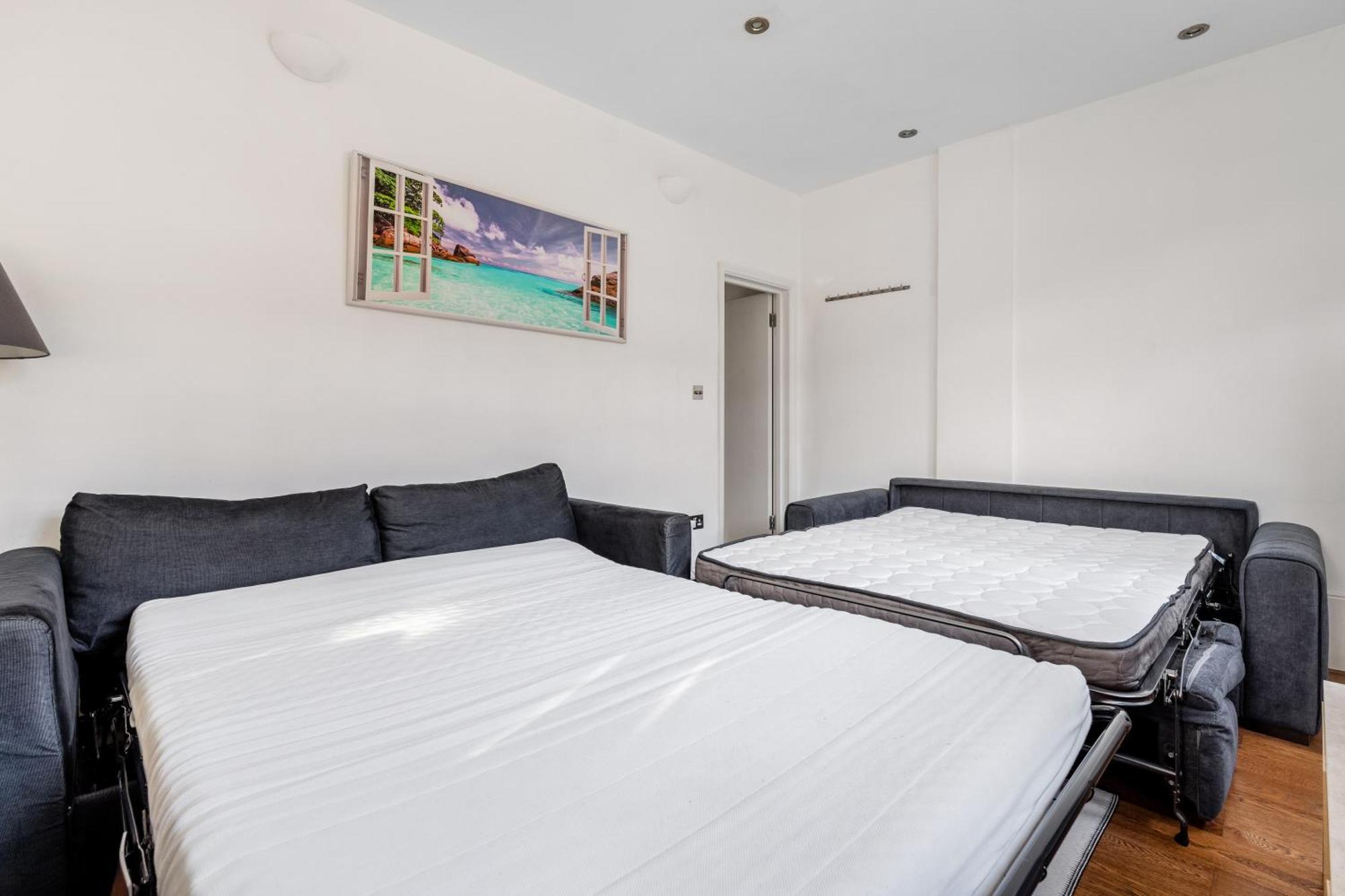 Spacious 2 Bed 2 Bath With Free Parking For 2 Cars And Underground Station Zone 2 For Quick Access To Up To 10 Guests Appartement Londres