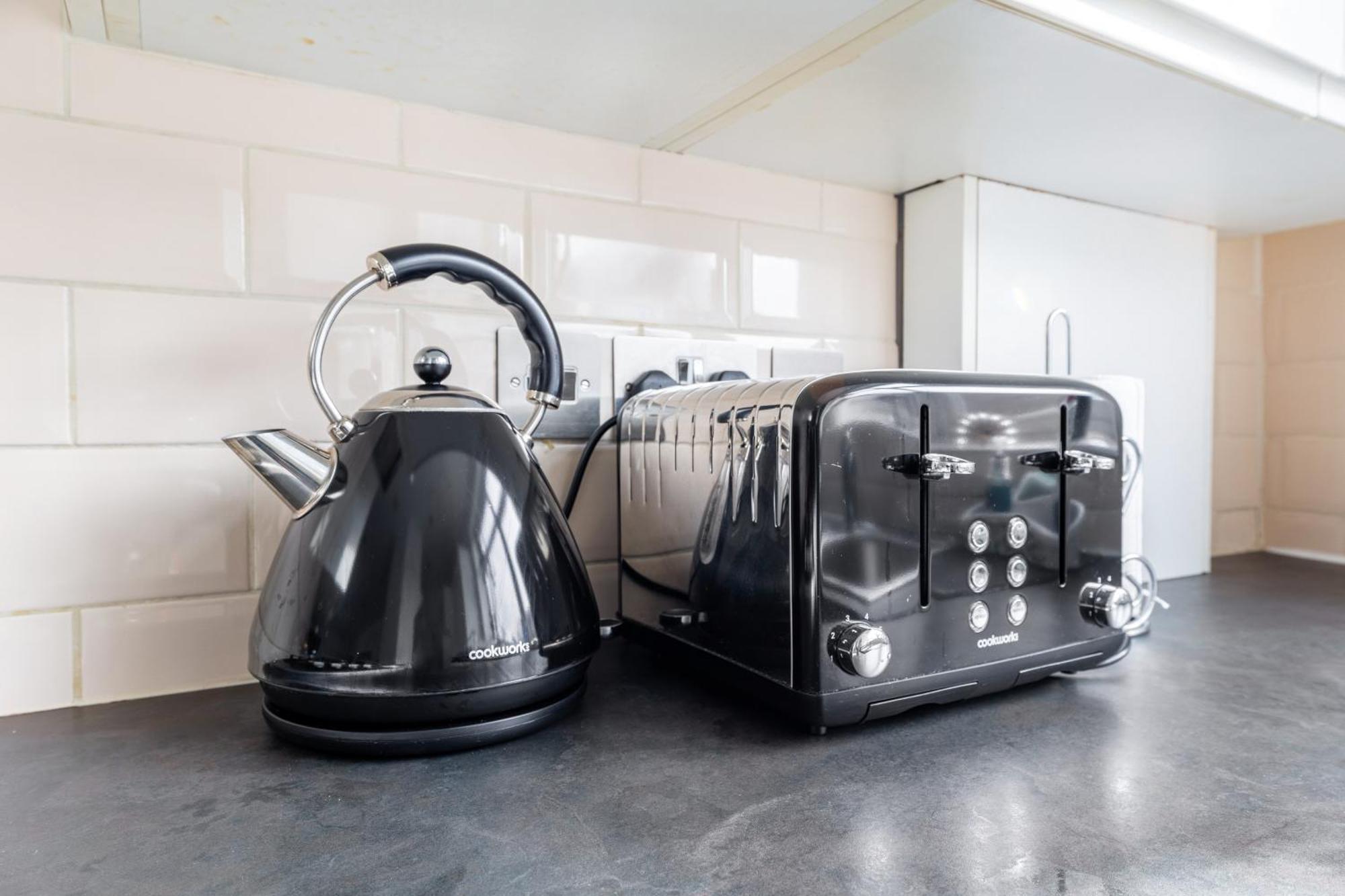Spacious 2 Bed 2 Bath With Free Parking For 2 Cars And Underground Station Zone 2 For Quick Access To Up To 10 Guests Londres