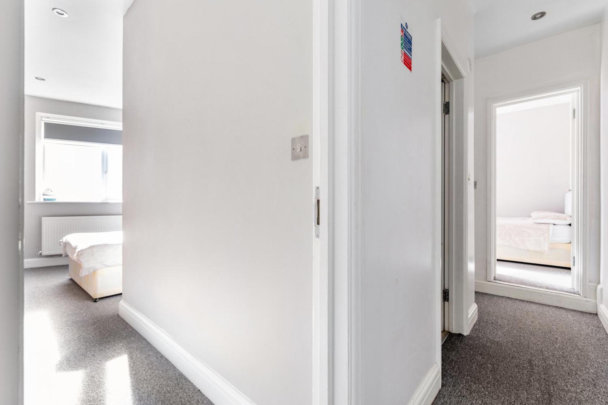 Spacious 2 Bed 2 Bath With Free Parking For 2 Cars And Underground Station Zone 2 For Quick Access To Up To 10 Guests Appartement Londres