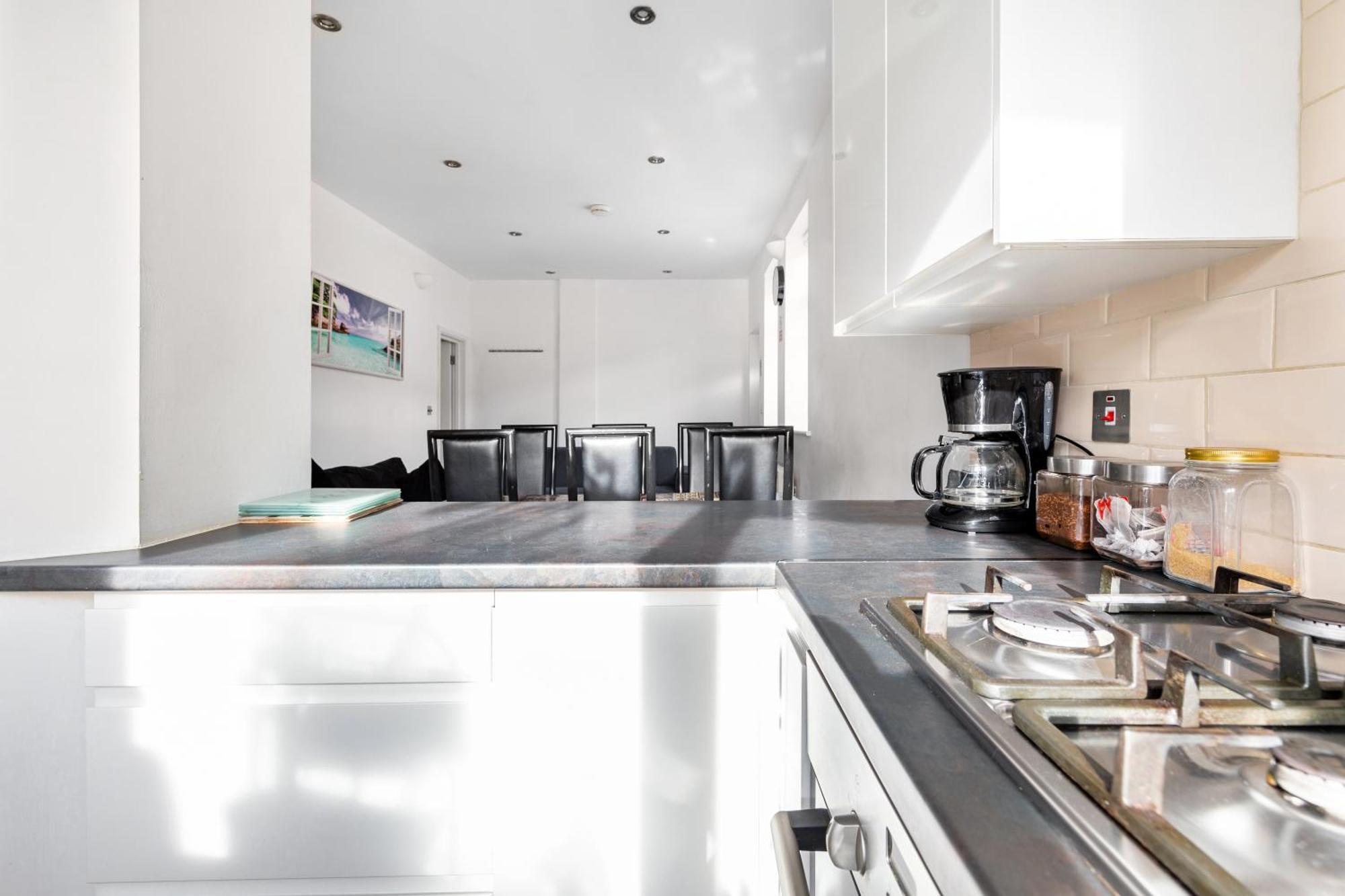 Spacious 2 Bed 2 Bath With Free Parking For 2 Cars And Underground Station Zone 2 For Quick Access To Up To 10 Guests Londres