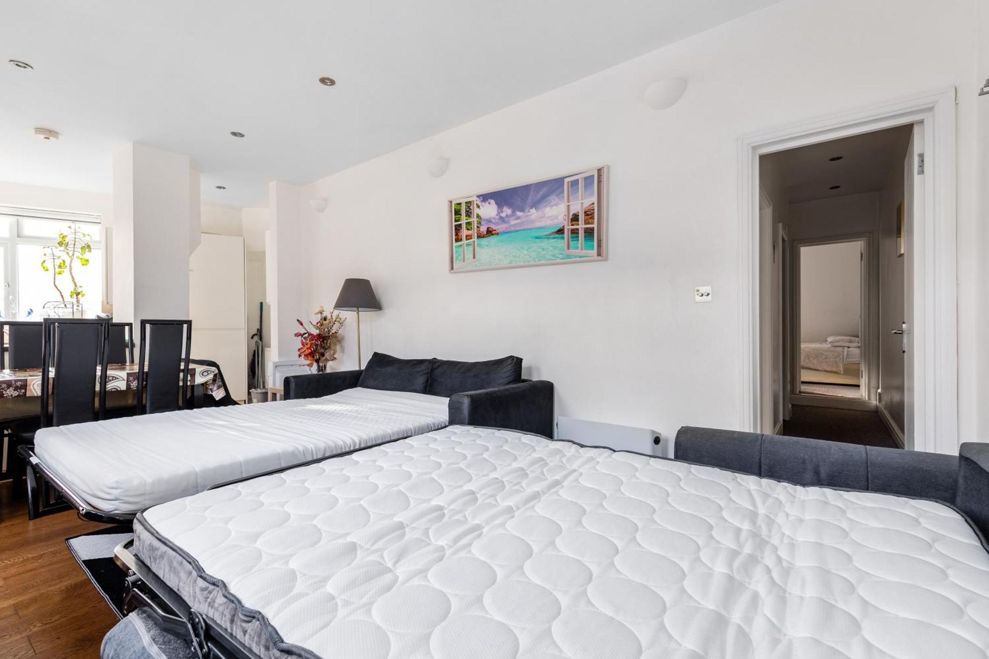 Spacious 2 Bed 2 Bath With Free Parking For 2 Cars And Underground Station Zone 2 For Quick Access To Up To 10 Guests Appartement Londres