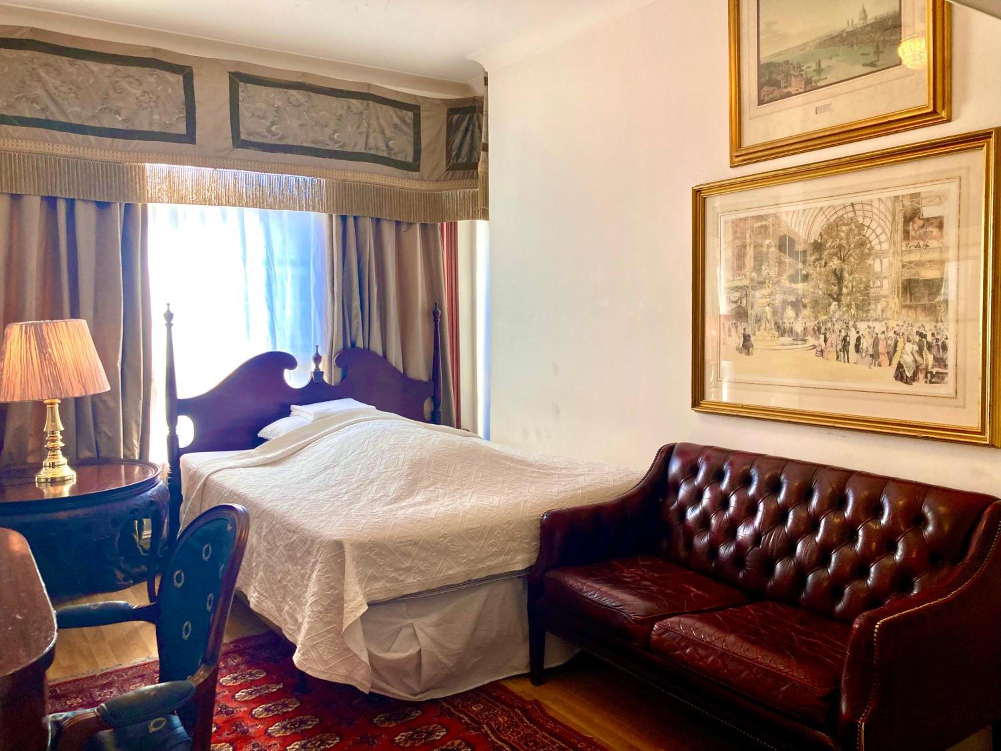 Quality And Very Good Value Private In Close To Notting Hill Zone 2 *
