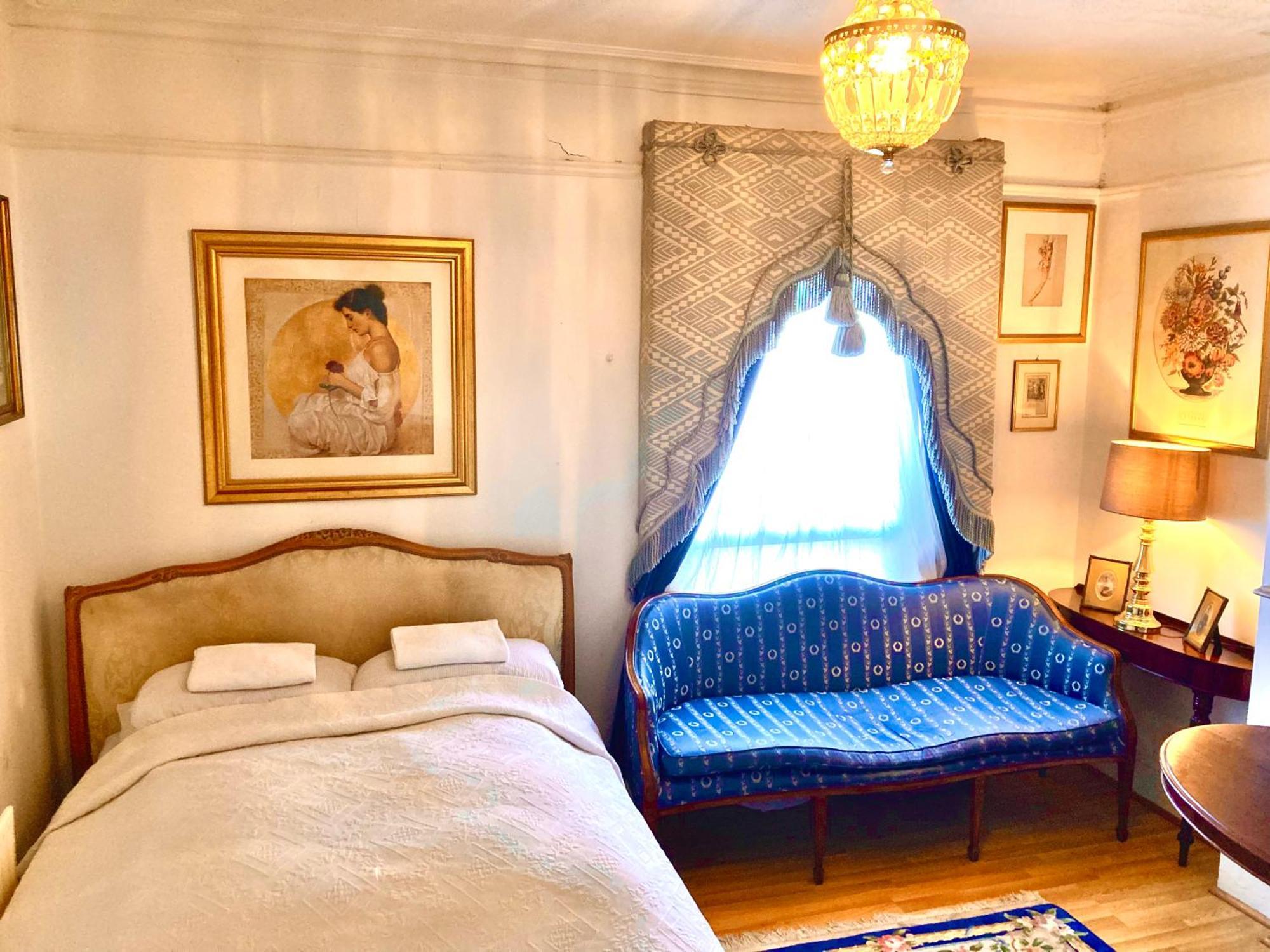 Quality And Very Good Value Private In Close To Notting Hill Zone 2 *