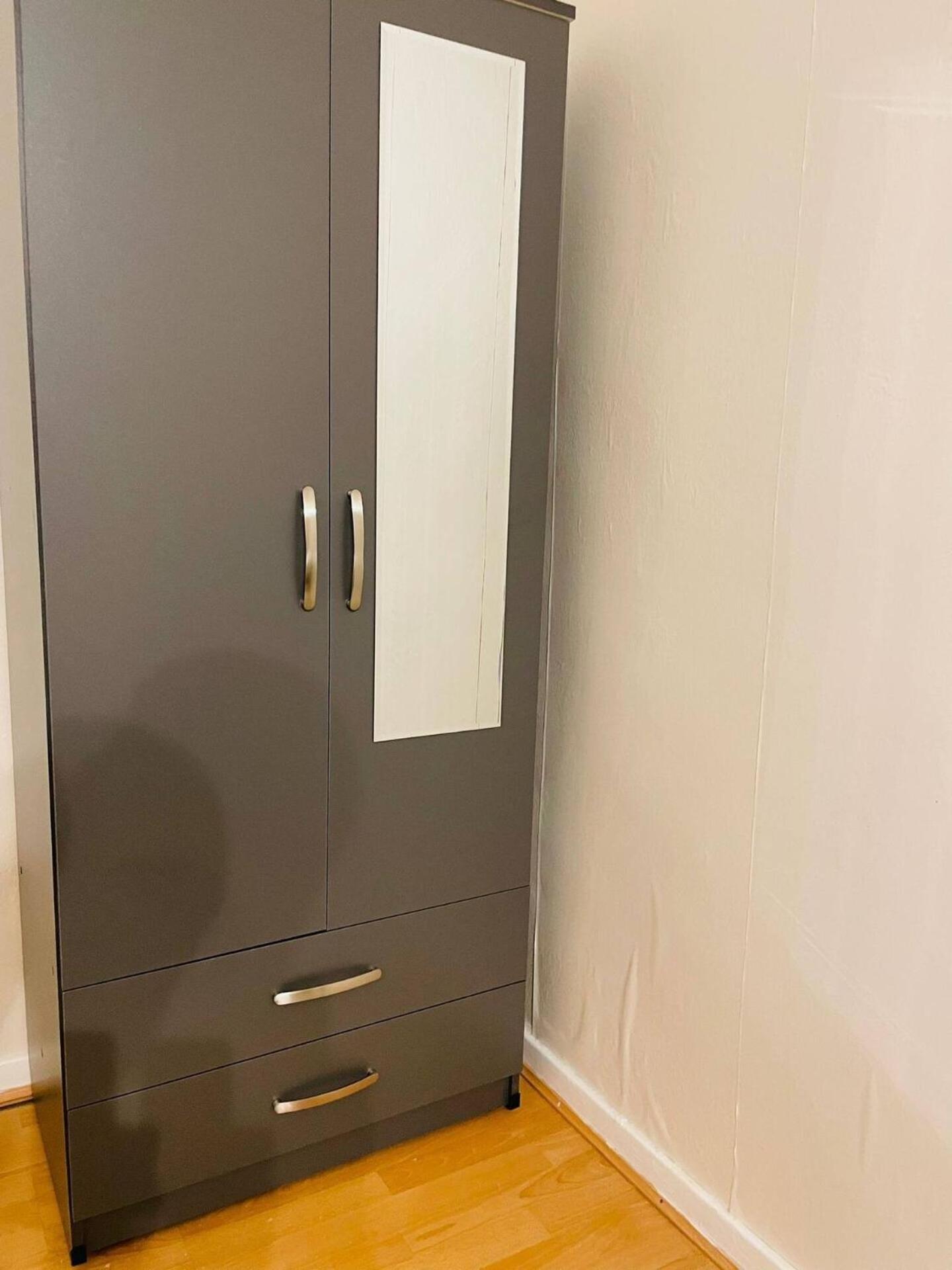 Well-preserved Cozy1br Flat In Lcy With Free Parking London