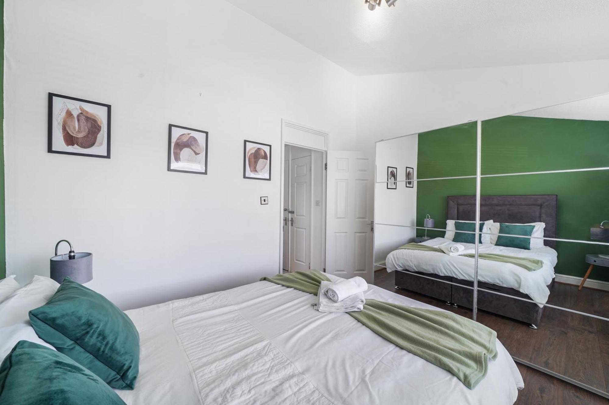 Stylish 3 Bedroom House Close To Streatham Hill Station *